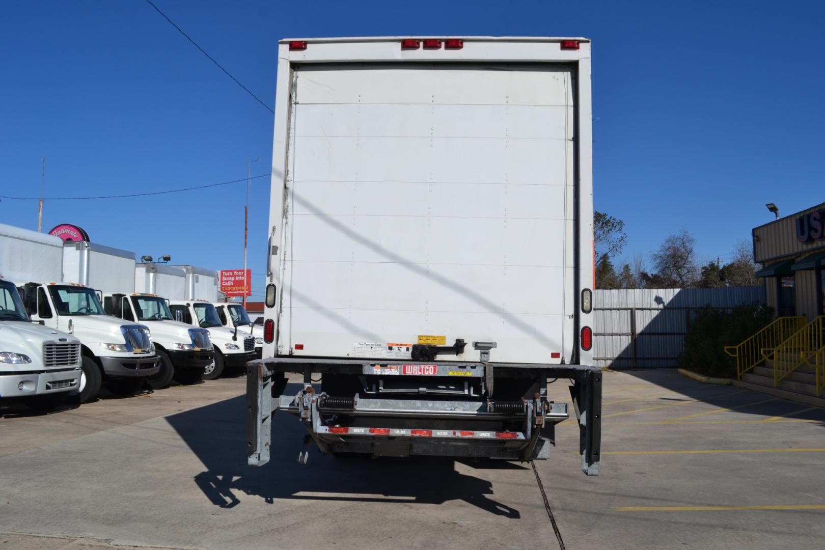 2015 WHITE /BLACK HINO 268 with an HINO JO8E-VC 6.7L 220HP engine, ALLISON 6SPD AUTOMATIC transmission, located at 9172 North Fwy, Houston, TX, 77037, (713) 910-6868, 29.887470, -95.411903 - Photo#5